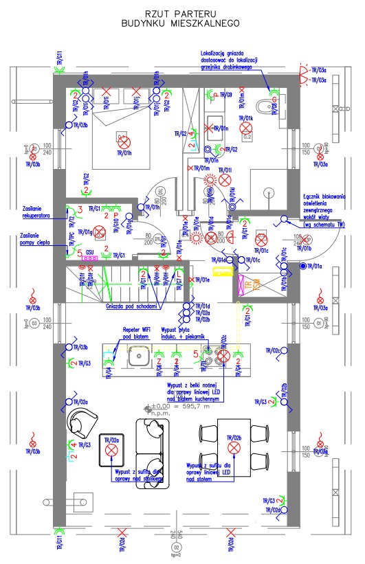 Rzut parteru budynku mieszkalnego z naniesionymi symbolami instalacji elektrycznych, w tym gniazd, oświetlenia i zasilania różnych urządzeń.