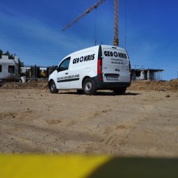 Kolejny budynek wielorodzinny wyłania się z ziemi.