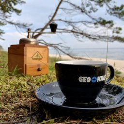 Nie samą pracą geodeta żyje… czasem trzeba zmielić dobre ziarno, zaparzyć kawę i złapać oddech w terenie.