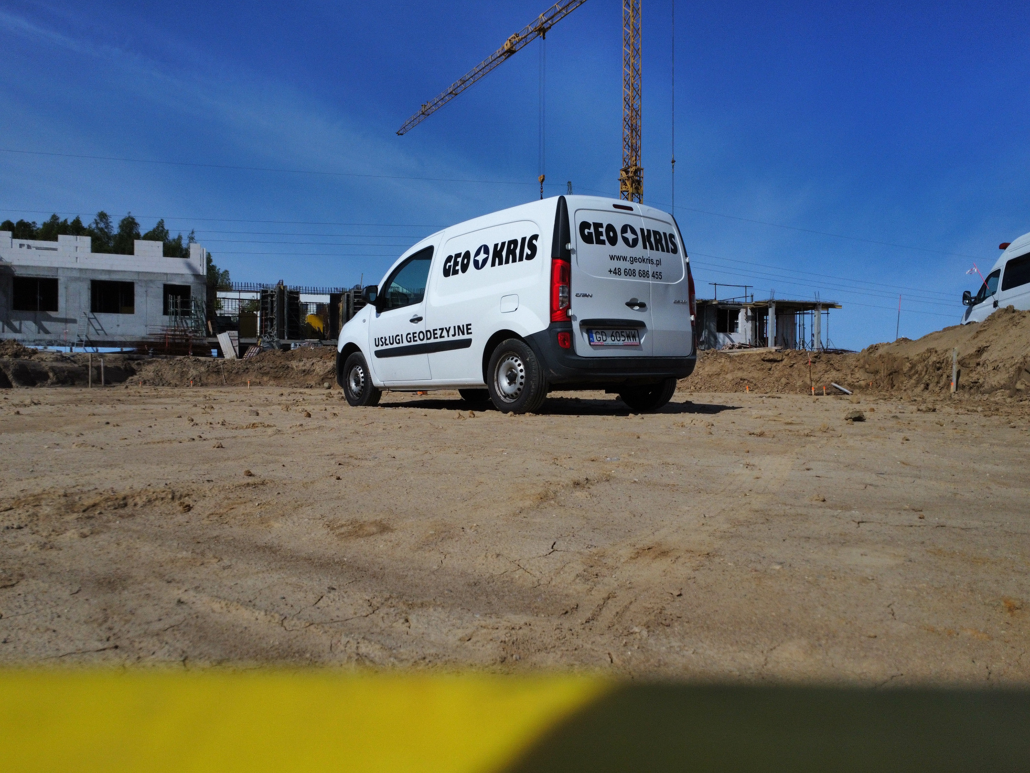 Kolejny budynek wielorodzinny wyłania się z ziemi.