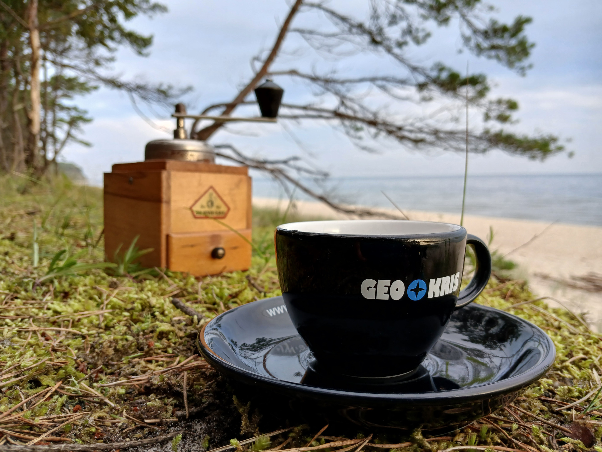 Nie samą pracą geodeta żyje… czasem trzeba zmielić dobre ziarno, zaparzyć kawę i złapać oddech w terenie.