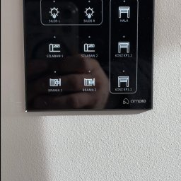 KozakSystems Patryk Kozak - Panel sterowania systemem inteligentnego domu w Świeciu, z dotykowymi przyciskami do sterowania oświetleniem silosów, szlabanami i bramami, marki ampio.