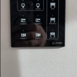 Panel sterowania systemem inteligentnego domu w Świeciu, z dotykowymi przyciskami do sterowania oświetleniem silos&oacute;w, szlabanami i bramami, marki ampio.