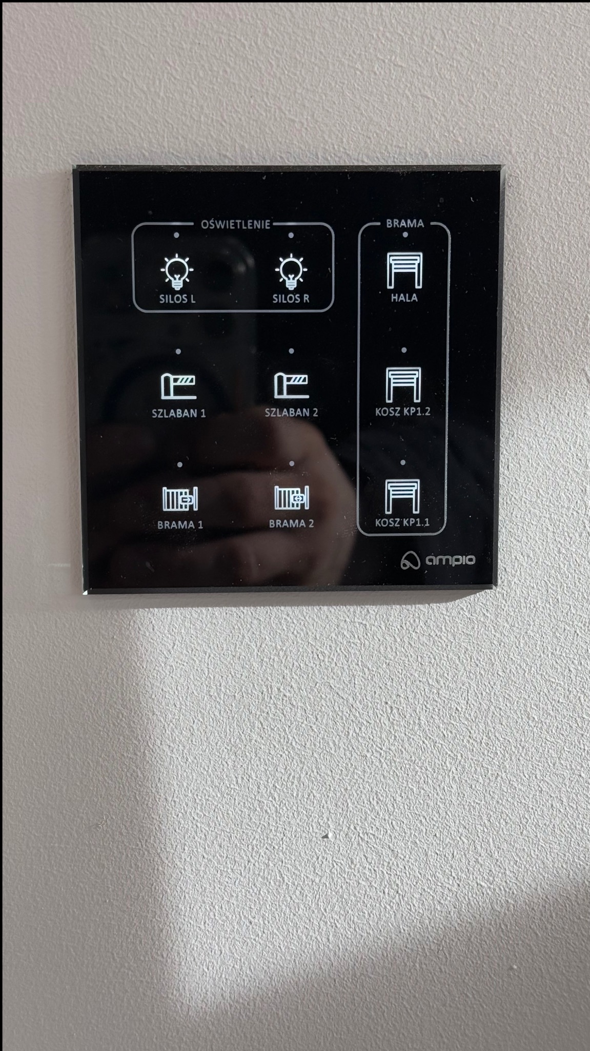 Panel sterowania systemem inteligentnego domu w Świeciu, z dotykowymi przyciskami do sterowania oświetleniem silosów, szlabanami i bramami, marki ampio.