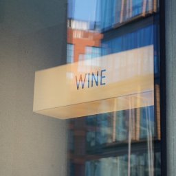 Realizacja dla klienta: @iris.flowers.pl

- Materiał: Wykonany w całości z Plexi
- Podświetlenie: Ciepłe światło LED przenikające przez całą powierzchnię
- Grafika: Winylowa naklejka po obu stronach, zgodna z projektem klienta

KlumaStudio@outlook.co