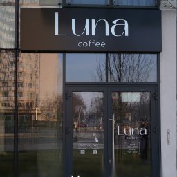 Realizacja dla klienta: @lunacoffee.warszawa

- Materiał: Błyszczący czarny Dibond
- Podświetlenie: Logo świeci zimnym światłem LED
- Wytrzymałość: Odporny na warunki pogodowe i uderzenia

Klumastudio@outlook.com