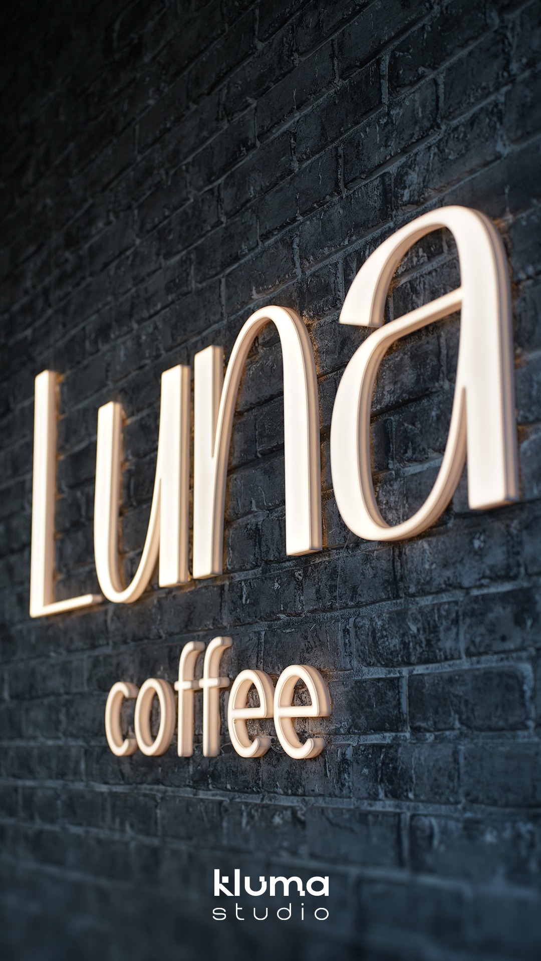 Podświetlane, przestrzenne litery 'Luna coffee' na ciemnej, teksturowanej ścianie z cegły. Dolna część napisu lekko rozmyta, widoczne logo 'kluma studio' w dolnej części kadru.
