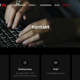 DANIEL NUMAN - strony www, obsługa social mediów - Fragment strony internetowej Gastrony.pl z sekcją 'Kontakt', widoczne dłonie piszące na klawiaturze laptopa, zegarek na nadgarstku. Minimalistyczny design w ciemnej tonacji.