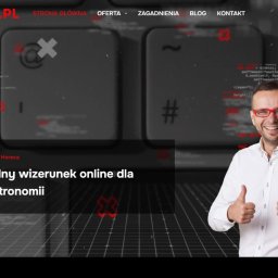 DANIEL NUMAN - strony www, obsługa social mediów - Strona Gastrony.pl z wizerunkiem developera w czerwonych okularach, kodem i klawiaturą w tle. Profesjonalny wizerunek online dla świata gastronomii.