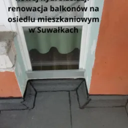 Detal hydroizolacji balkonu po remoncie w Suwałkach. Widoczna czarna, nowa izolacja przy oknie balkonowym i ścianie. Częściowo widoczny fragment okna i ściany.