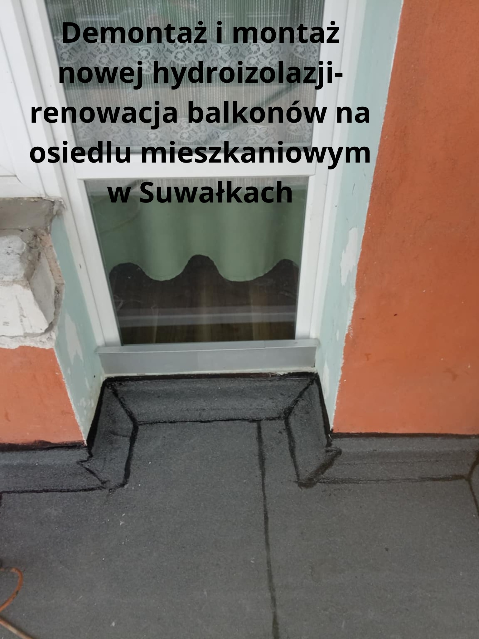 Detal hydroizolacji balkonu po remoncie w Suwałkach. Widoczna czarna, nowa izolacja przy oknie balkonowym i ścianie. Częściowo widoczny fragment okna i ściany.