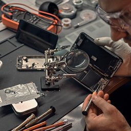 Multicom to firma z wieloletnim doświadczeniem, która od 2007 roku z pasją i zaangażowaniem świadczy kompleksowe usługi serwisowe w Szczecinie. Specjalizujemy się w naprawie laptopów, smartfonów, tabletów oraz innych urządzeń elektronicznych, 