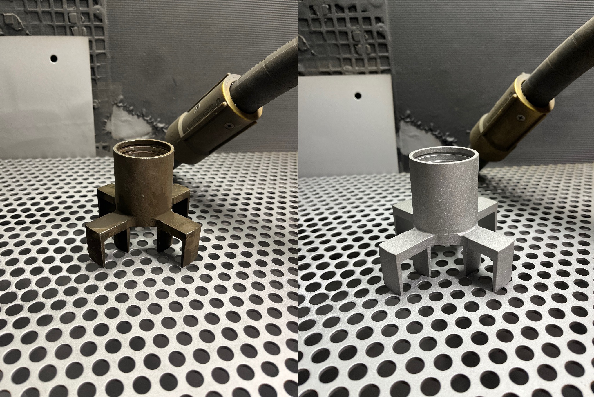 Porównanie elementu metalowego przed i po obróbce strumieniowo-ściernej, widoczna różnica w kolorze i fakturze powierzchni na perforowanym stole roboczym.
