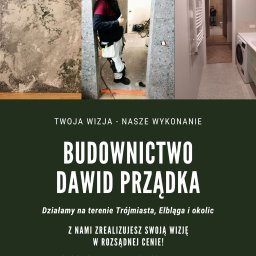 Budownictwo Dawid Prządka - Remont łazienki w trakcie: położone płytki lastryko na ścianie, grzejnik drabinkowy. Fachowiec z uśmiechem prezentuje postęp prac. Widok na wykończoną łazienkę w lustrze.