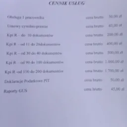Cennik usług kadrowo-księgowych z wyszczególnionymi pozycjami, takimi jak obsługa pracownika, umowy cywilno-prawne, KPiR, deklaracje PIT i raporty GUS wraz z cenami brutto.