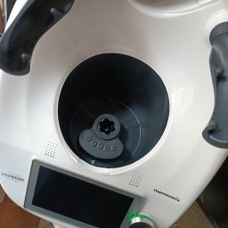 M&M Cleaning Monika Mikołajewska - Biały Thermomix Vorwerk z pustym naczyniem miksującym, widok z góry na blat kuchenny. Widoczny panel dotykowy i pokrętło sterowania.