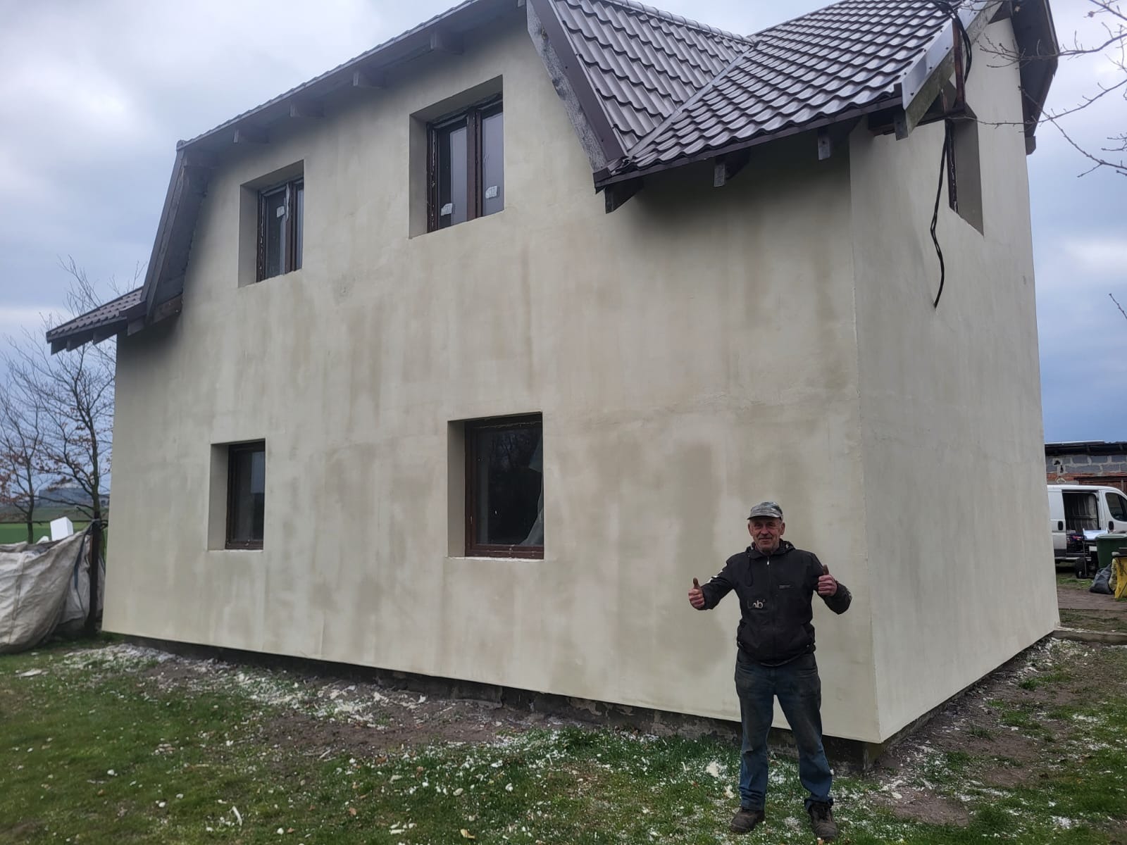 Zdjęcia po termomodernizacji razem z zadowolonym klientem