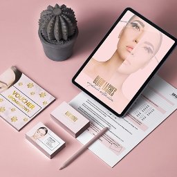 JAID - Zestaw materiałów brandingowych: wizytówki, voucher, formularz i tablet z logo 'Glow Lashes' na różowym tle, obok kaktus w doniczce i rysik. Elegancki design w pastelowych barwach.