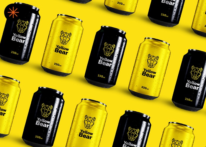 Żółto-czarne puszki z logo geometrycznego niedźwiedzia na żółtym tle. Prezentacja produktu 'Yellow Bear' z kroplami wody, podkreślająca świeżość napoju.
