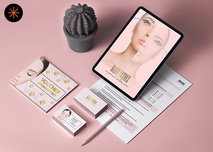Zestaw materiałów brandingowych: wizytówki, voucher, formularz i tablet z logo 'Glow Lashes' na różowym tle, obok kaktus w doniczce i rysik. Elegancki design w pastelowych barwach.