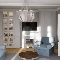 The Plan sp. z o.o. - Elegancki salon w odcieniach szarości i błękitu z parkietem w jodełkę. Centralnie wiszący żyrandol, a w tle zabudowa meblowa z przeszkleniami i telewizor.