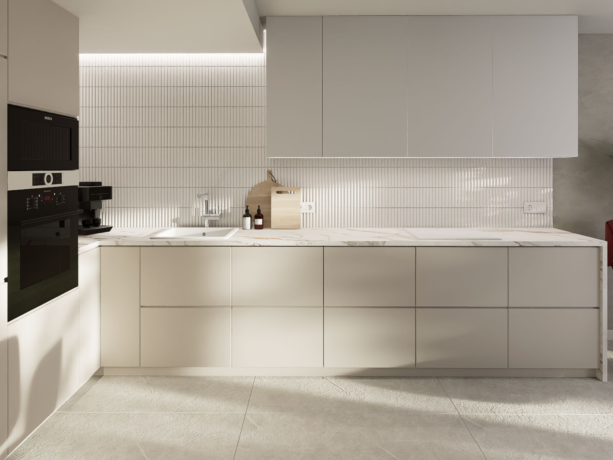 Jasna kuchnia z beżowymi frontami szafek, marmurowym blatem i podłużnymi płytkami na ścianie. Minimalistyczny design z drewnianymi deskami i dozownikami na blacie.