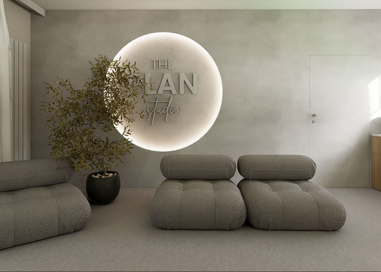 Minimalistyczne wnętrze z rośliną doniczkową, pufami i podświetlanym logo 'The Lan Studio' na szarej ścianie. Nowoczesny design z dyskretnym oświetleniem.