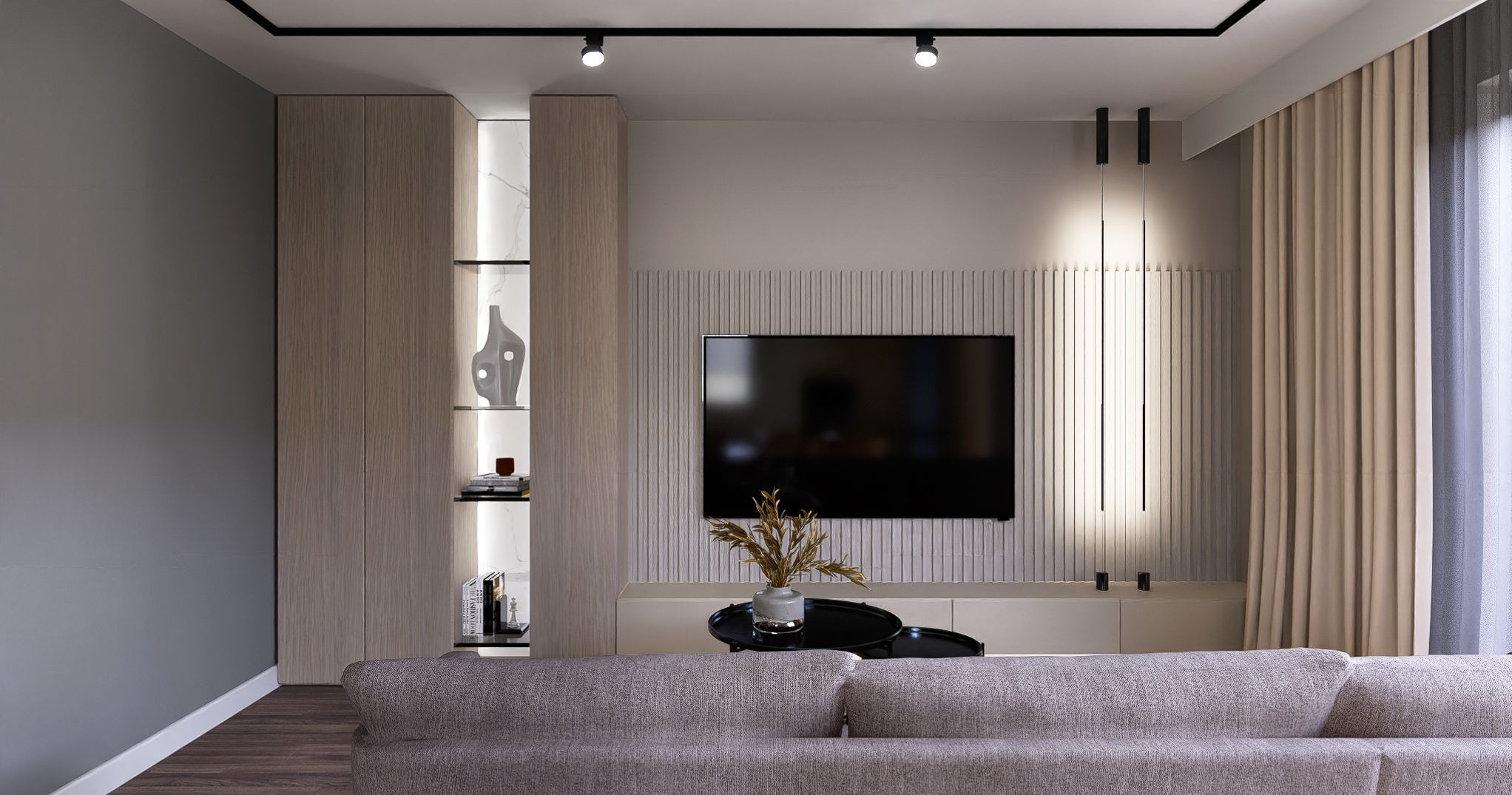 Salon w beżach: TV na tle lameli, minimalistyczne lampy wiszące, drewniana zabudowa z podświetlanymi półkami. Wazon na stoliku kawowym, sofa na pierwszym planie.