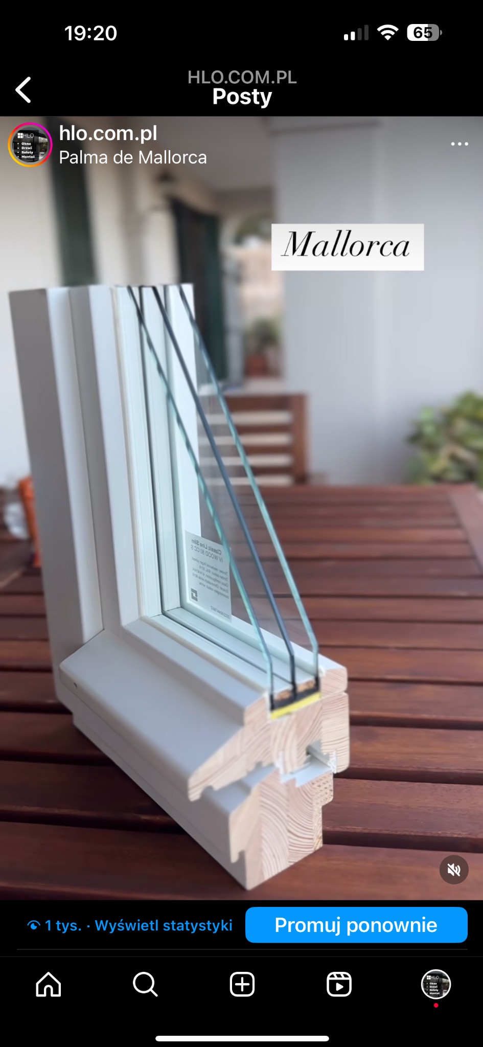 Przekrój ramy okiennej z trzema szybami, ukazujący szczegóły konstrukcji i materiały wykończeniowe na drewnianym stole.