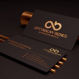 KANCELARIA KSIĘGOWO - PRAWNA OPTYMALNYBIZNES.PL - Eleganckie wizytówki firmy 'Optymalny Biznes' z logo w kolorze złota, na ciemnym tle z metalicznymi akcentami. Widoczny numer telefonu, adres e-mail i adres firmy.