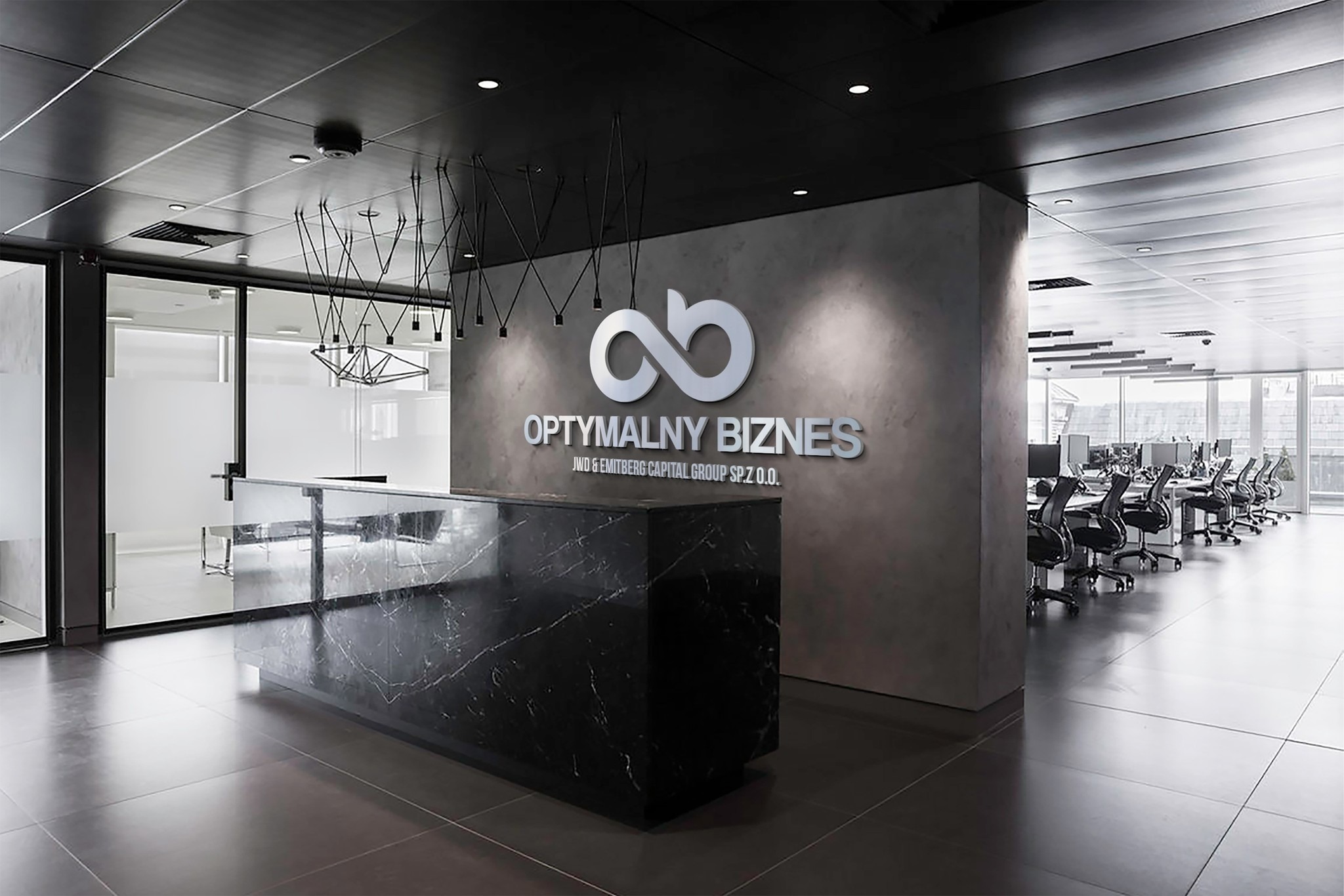 Nowoczesne biuro z recepcją z czarnego marmuru, logo 'Optymalny Biznes' na szarej ścianie, widok na przestrzeń biurową z oknami i stanowiskami pracy. Minimalistyczny design.