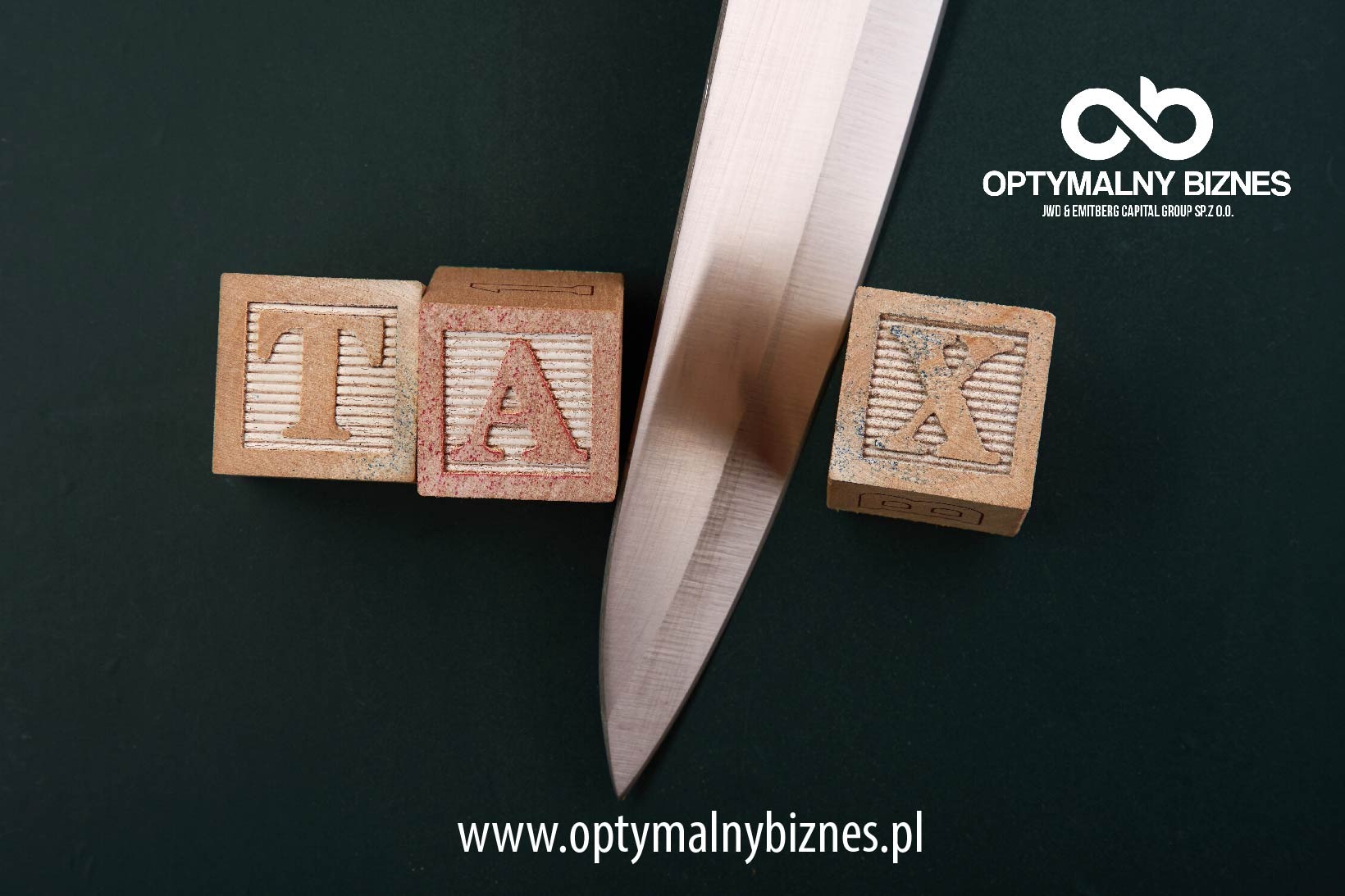 Klocki z literami TAX przecięte nożem na ciemnym tle, logo firmy w prawym górnym rogu, symbolizujące redukcję podatków.