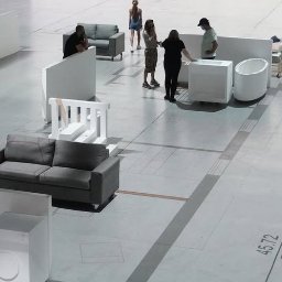 JWD & EMITBERG CAPITAL GROUP SPÓŁKA Z OGRANICZONĄ ODPOWIEDZIALNOŚCIĄ - Przestrzeń z meblami i osobami, możliwe planowanie układu wnętrza. Widoczne sofy, stół, krzesło, wanna i białe panele. Na podłodze zaznaczone wymiary.