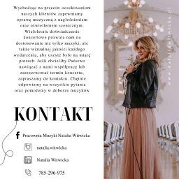 Pracownia Muzyki Natalia Witwicka - Kobieta z mikrofonem w skórzanej kurtce i długiej sukni, w tle żyrandol i krzesła, reklama usług muzycznych.