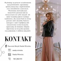 Kobieta z mikrofonem w skórzanej kurtce i długiej sukni, w tle żyrandol i krzesła, reklama usług muzycznych.