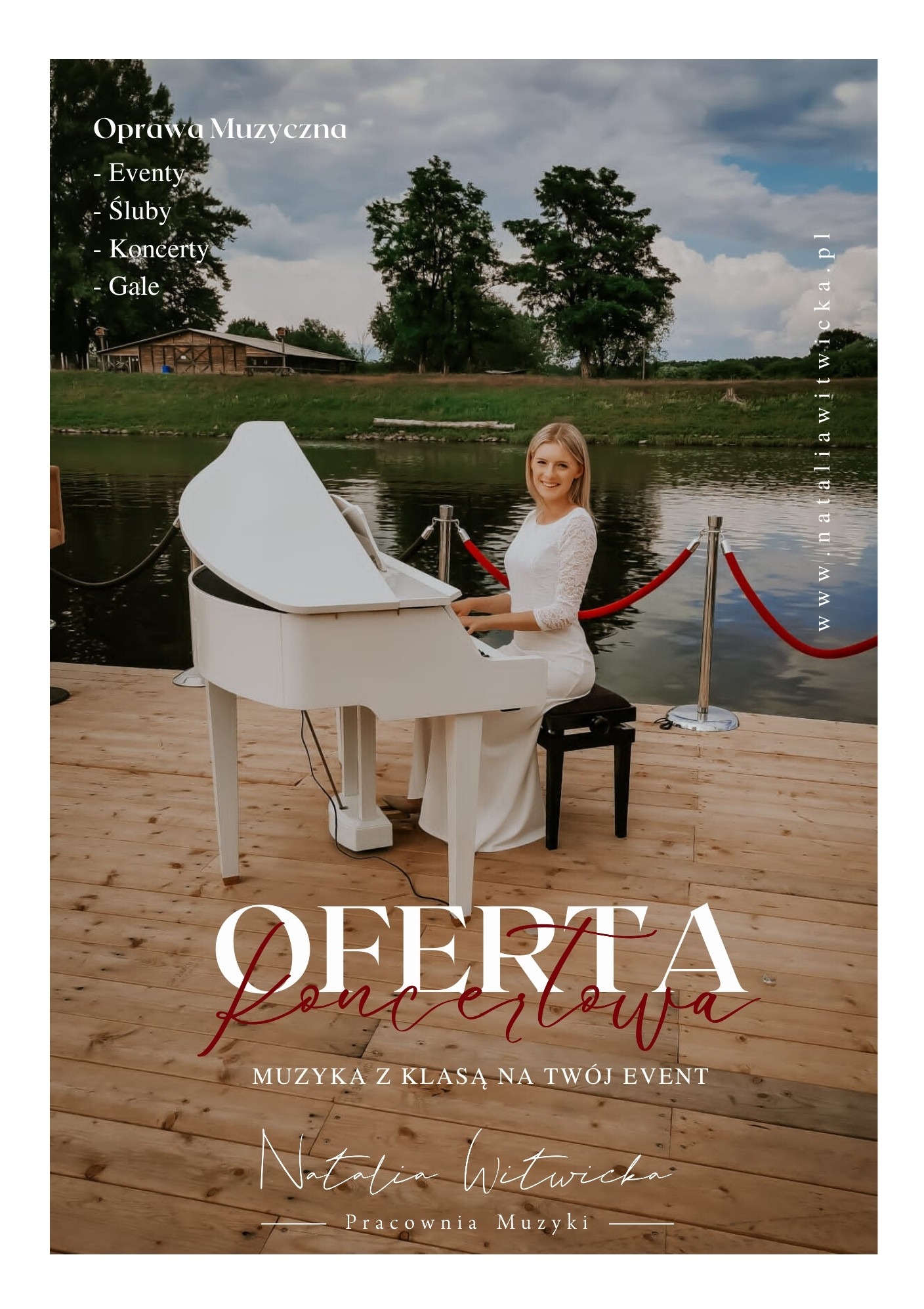 Blond pianistka w białej sukience gra na białym fortepianie na drewnianym pomoście nad wodą, w tle widać zieleń i budynek, a na pierwszym planie napis 'Oferta Koncertowa' i dane kontaktowe.