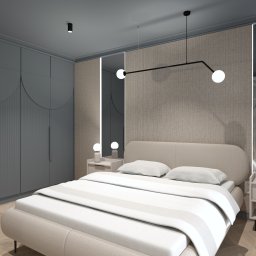 INTERIOR DESIGN Julia Jarząbkiewicz - Elegancka sypialnia w stonowanych barwach z łóżkiem, szafą w zabudowie z dekoracyjnymi frezami, lampami nocnymi i kwiatami w wazonie na stoliku nocnym.