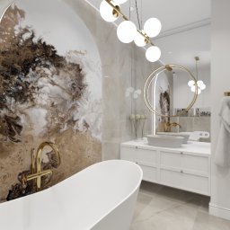 INTERIOR DESIGN Julia Jarząbkiewicz - Elegancka łazienka z wolnostojącą białą wanną, złotą armaturą i dekoracyjną ścianą imitującą marmur z żyłami w odcieniach brązu i bieli, oświetlona nowoczesną lampą sufitową z kulistymi kloszami,...