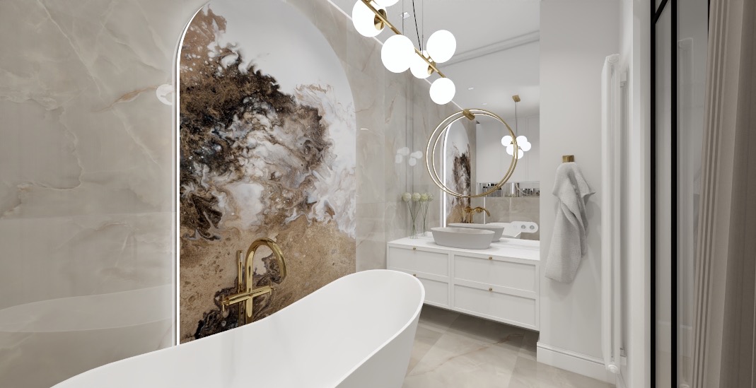 Elegancka łazienka z wolnostojącą białą wanną, złotą armaturą i dekoracyjną ścianą imitującą marmur z żyłami w odcieniach brązu i bieli, oświetlona nowoczesną lampą sufitową z kulistymi kloszami,...