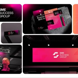 REYDESIGN JAKUB SZYMAŃSKI - Zestawienie wizualizacji identyfikacji marki: logo, ulotki, wizytówki, baner reklamowy i prezentacja sceniczna z sylwetkami osób. Całość utrzymana w kolorystyce różowo-czarnej.