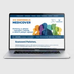 Laptop z otwartą stroną internetową XIX Konferencji Medicover. Widoczny program, zaproszenie, informacje o miejscu i sponsorach. Kolorowa grafika z sylwetkami.