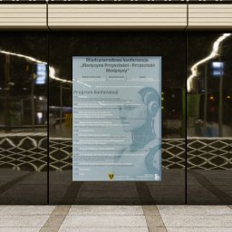 REYDESIGN JAKUB SZYMAŃSKI - Plakat konferencji 'Medycyna Przyszłości' na tle ciemnej ściany. Program konferencji dotyczący sztucznej inteligencji w medycynie. Widoczne logo organizatorów.