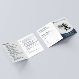 REYDESIGN JAKUB SZYMAŃSKI - Biała, trójdzielna ulotka konferencyjna leży na białym tle, prezentując program, lokalizację, formularz rejestracyjny i grafikę z motywem medycyny przyszłości.