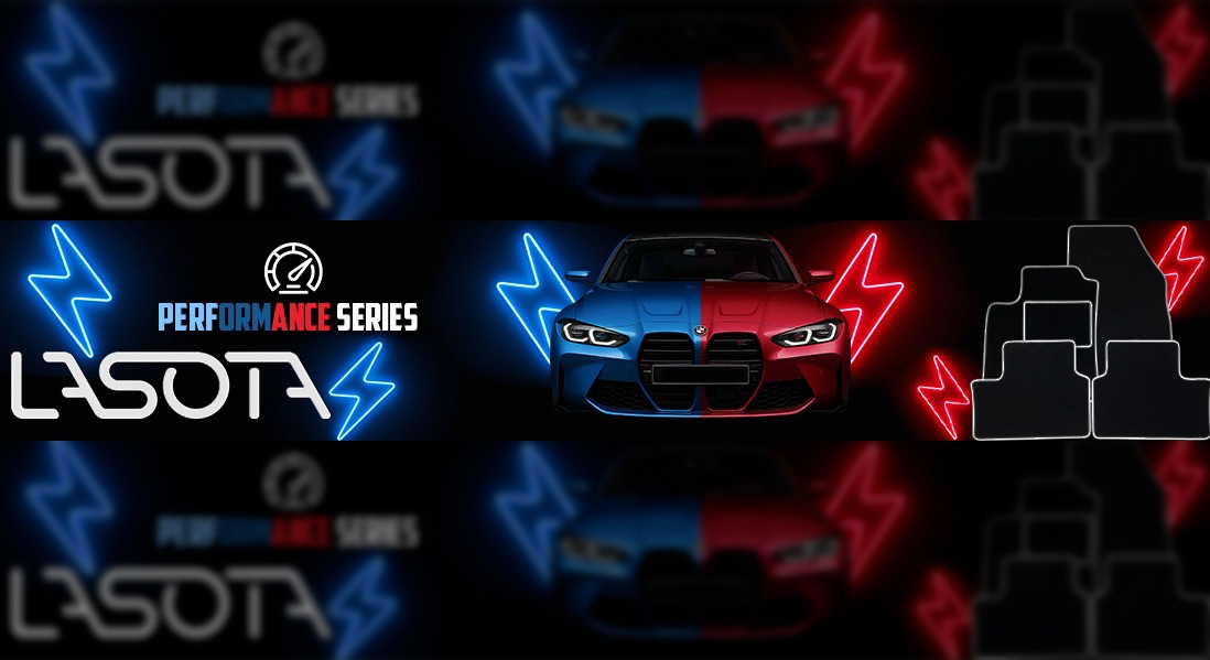 Banner reklamowy Lasota Performance Series: auto podzielone kolorystycznie (niebieski/czerwony) i zestaw dywaników samochodowych z neonowymi błyskawicami.