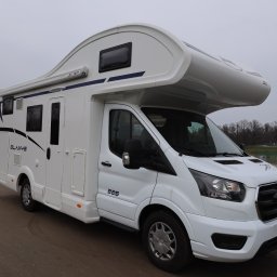 Kamper McLouis Glamys 226 z oferty Kamperowicz.pl – przestronny, rodzinny, idealny na wakacje pełne komfortu i przygód. W pełni wyposażony, gotowy do drogi, z miejscami do spania nawet dla 6 osób. Odkryj swój dom na kółkach i poczuj wolność podróży!
