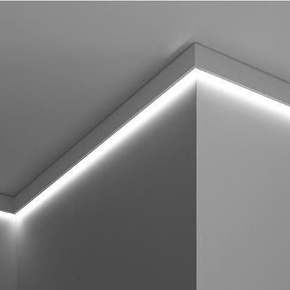 Szare wnętrze z ukrytym oświetleniem LED wzdłuż listwy sufitowej, minimalistyczny design.