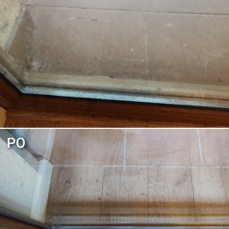 MD Cleaning - Zdjęcie okna w dwóch ujęciach: 'Przed' - brudne, zanieczyszczone i 'Po' - czyste, umyte. Widoczne płytki podłogowe w tle. Ukazany efekt mycia okien.