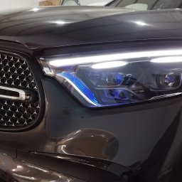 EngineAuto.Pl - Czarny samochód marki Mercedes z chromowaną atrapą chłodnicy i reflektorami z niebieską poświatą.