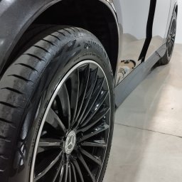 EngineAuto.Pl - Błyszczący, czarny samochód marki Mercedes z aluminiowymi felgami o skomplikowanym wzorze, widoczne oznaczenia opony 285/40 R20