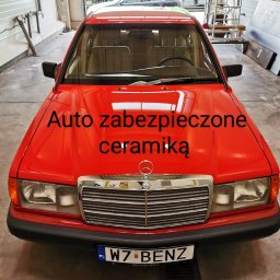 EngineAuto.Pl - Czerwony Mercedes-Benz W123 po zabezpieczeniu powłoką ceramiczną, widoczny przód auta z chromowanym grillem i tablicą rejestracyjną.